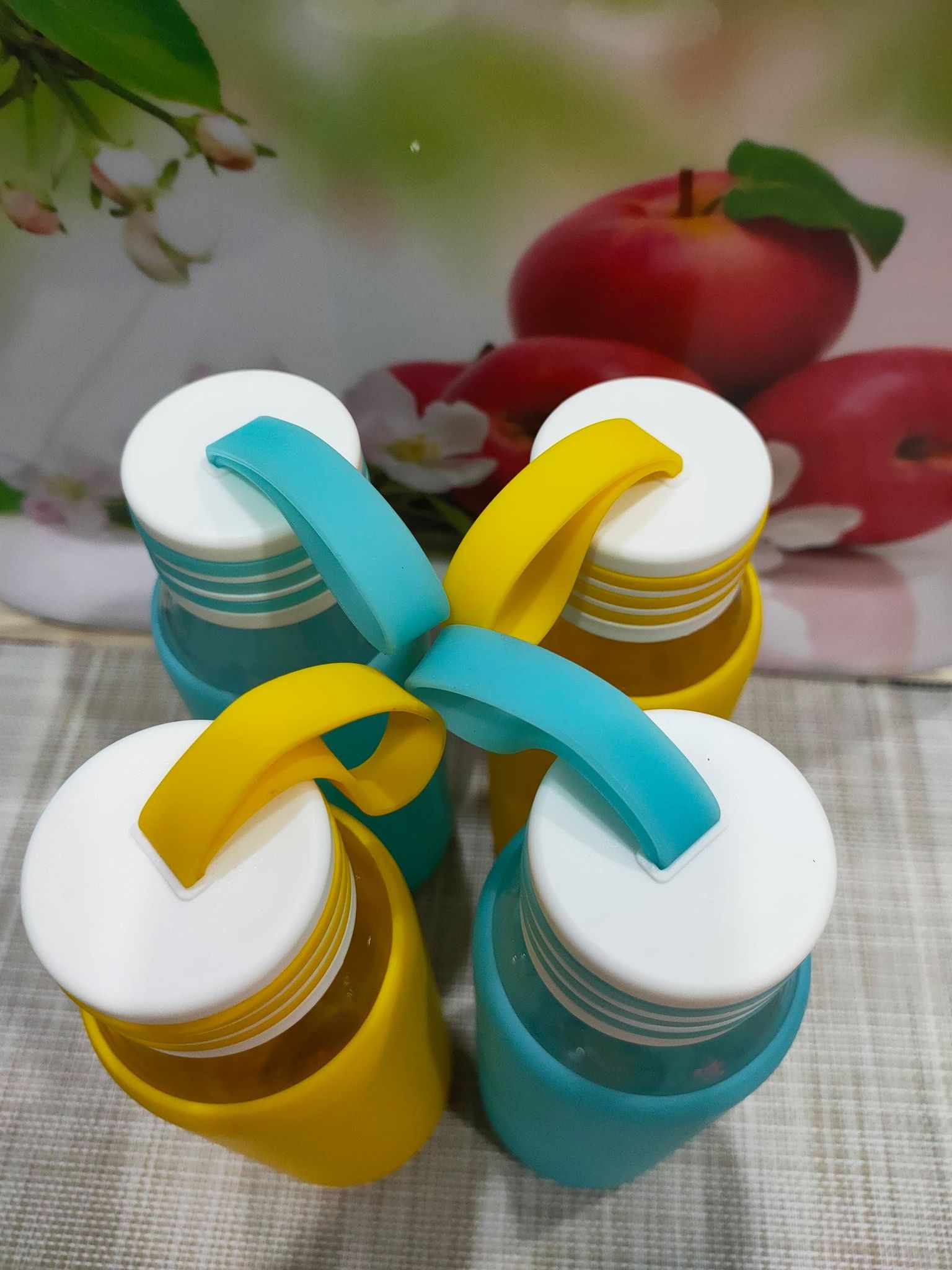 BÌNH NƯỚC THỦY TINH 300ML BỌC SILICON, NẮP CÓ DÂY XÁCH