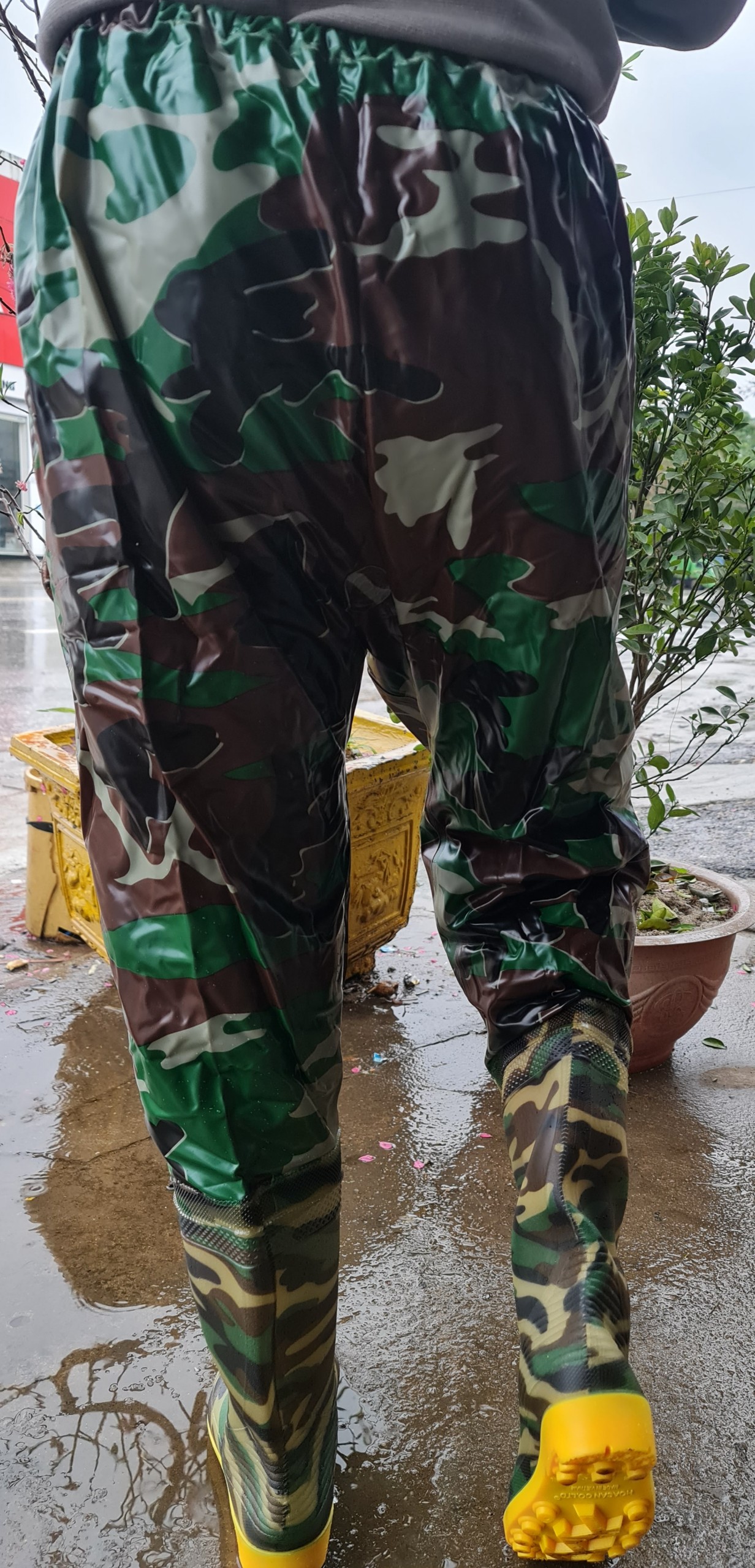 Quần ủng lội nước