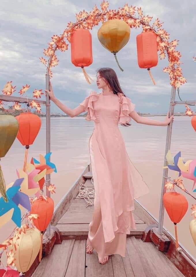 Áo dài điệu tay xòe kèm quần lụa cùng màu