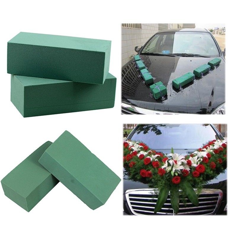 Một viên xốp cắm hoa tươi