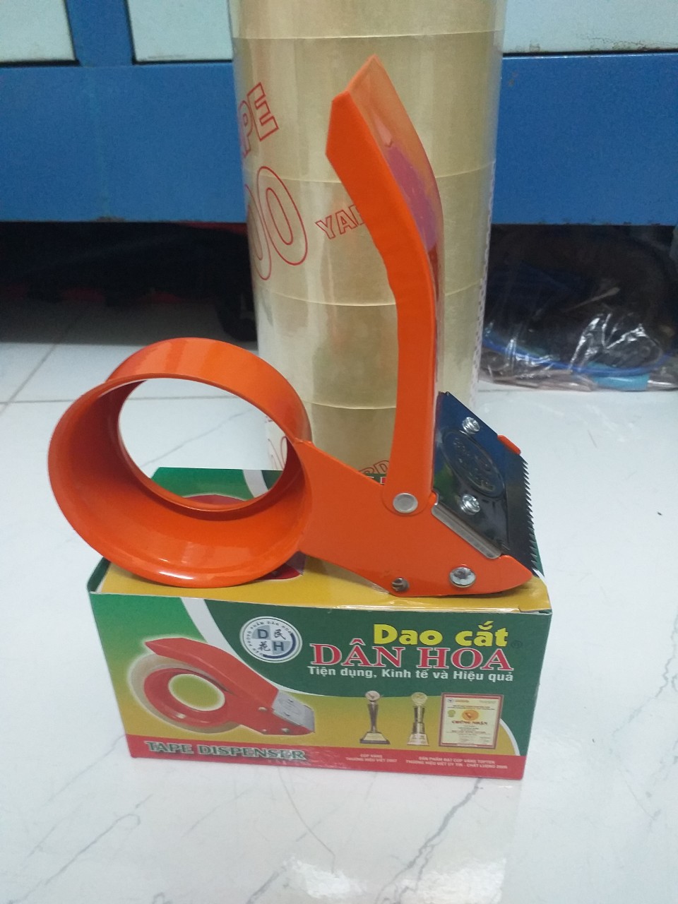 DỤNG CỤ CẮT BĂNG KEO 5Cm, 6Cm, 7Cm BẰNG SẮT DÂN HOA. tay kéo băng keo, dao cắt băng dính cầm tay dụng cụ đóng gói hàng hóa sản phẩm chuyên nghiệp dùng cho bảng lớn 5cm/6cm/ 7cm/100 yard/ 200 yard.