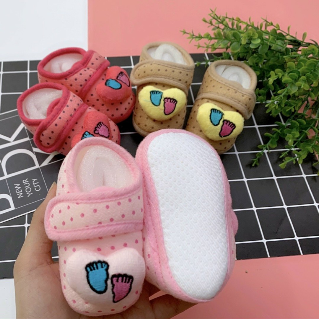 [HCM]Giày nhung cho bé 6 đến 12 tháng Giao màu sắc ngẫu nhiên đế giày 12cm (giày cho bé giày dép sơ sinh giày tập đi)
