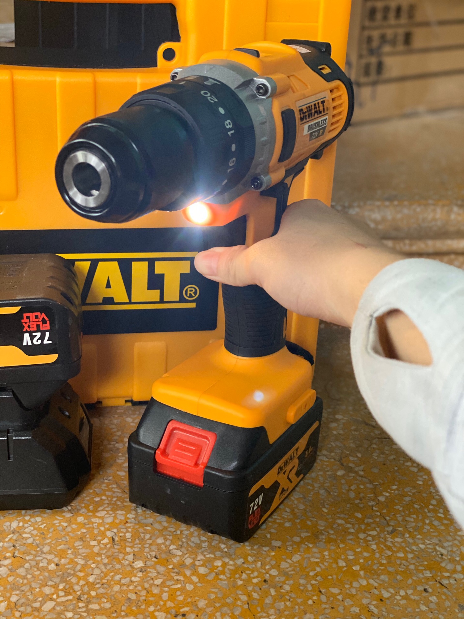 Máy khoan pin DEWALT 72V PIN 10 cells