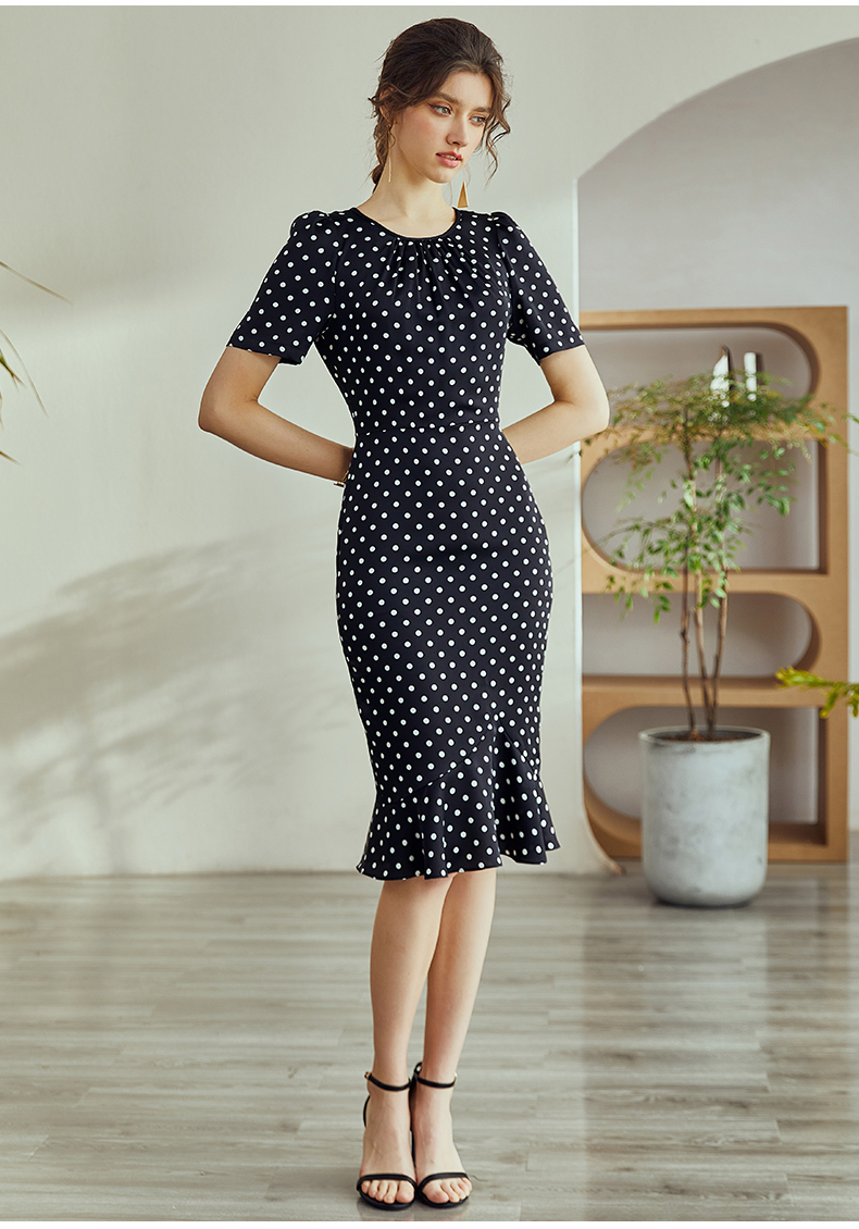 Đầm đuôi cá chấm bi đen trắng tay ngăn cổ tròn