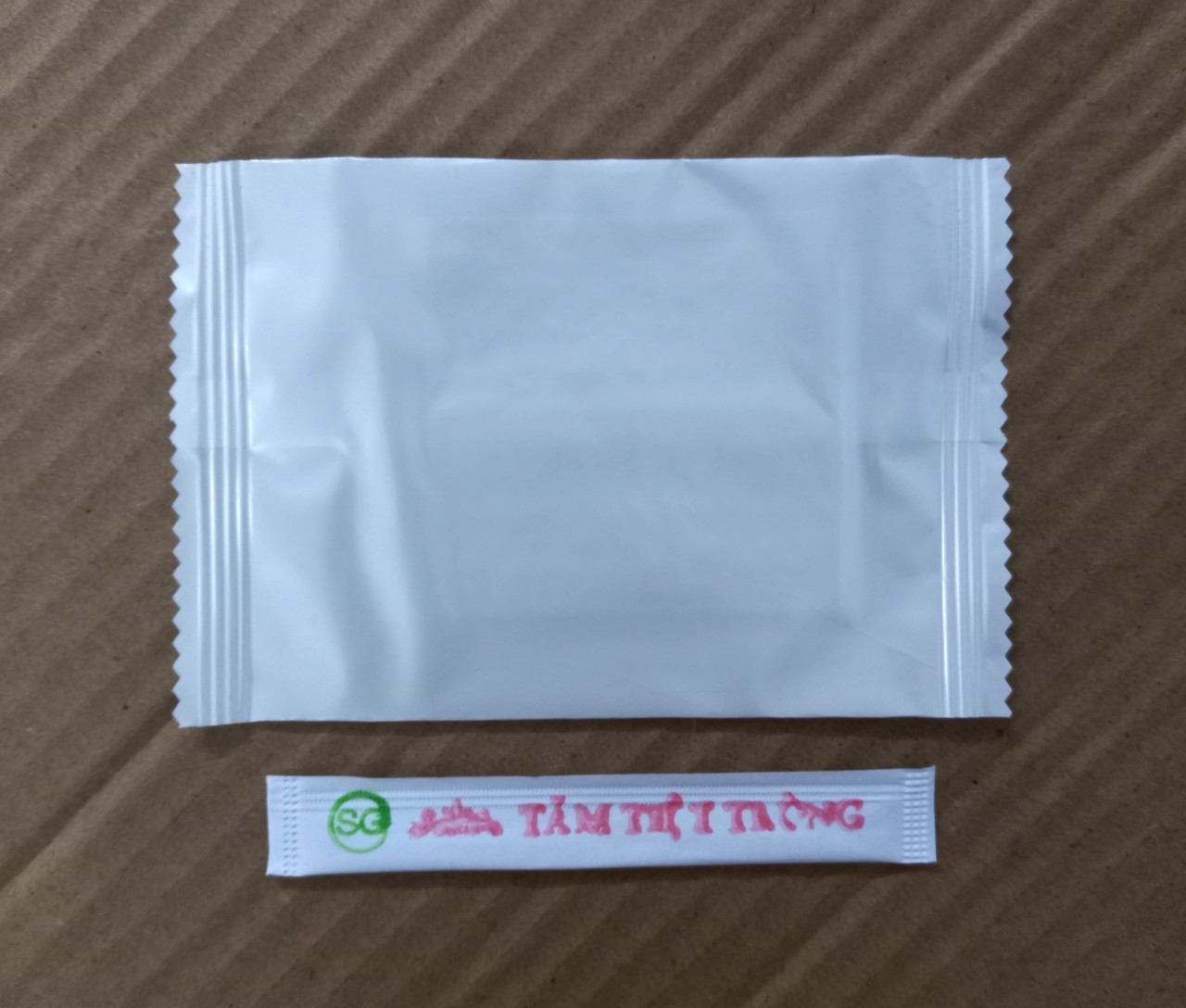 500 cái khăn lạnh mini + tăm tre