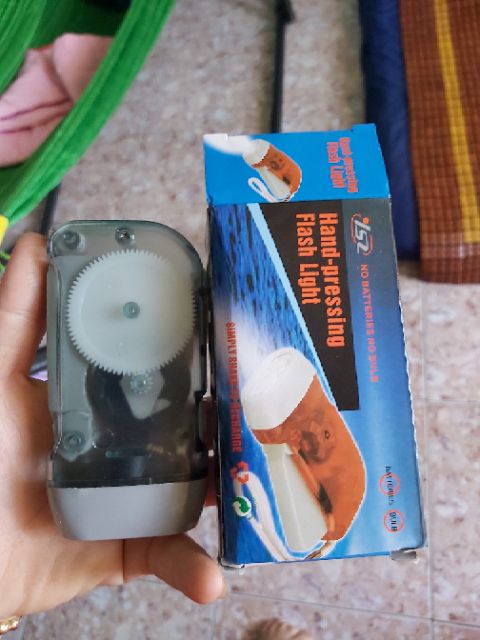 [HCM][SẠC PIN BẰNG TAY] Đèn Pin Sạc Tự Động Bằng Bóp Tay