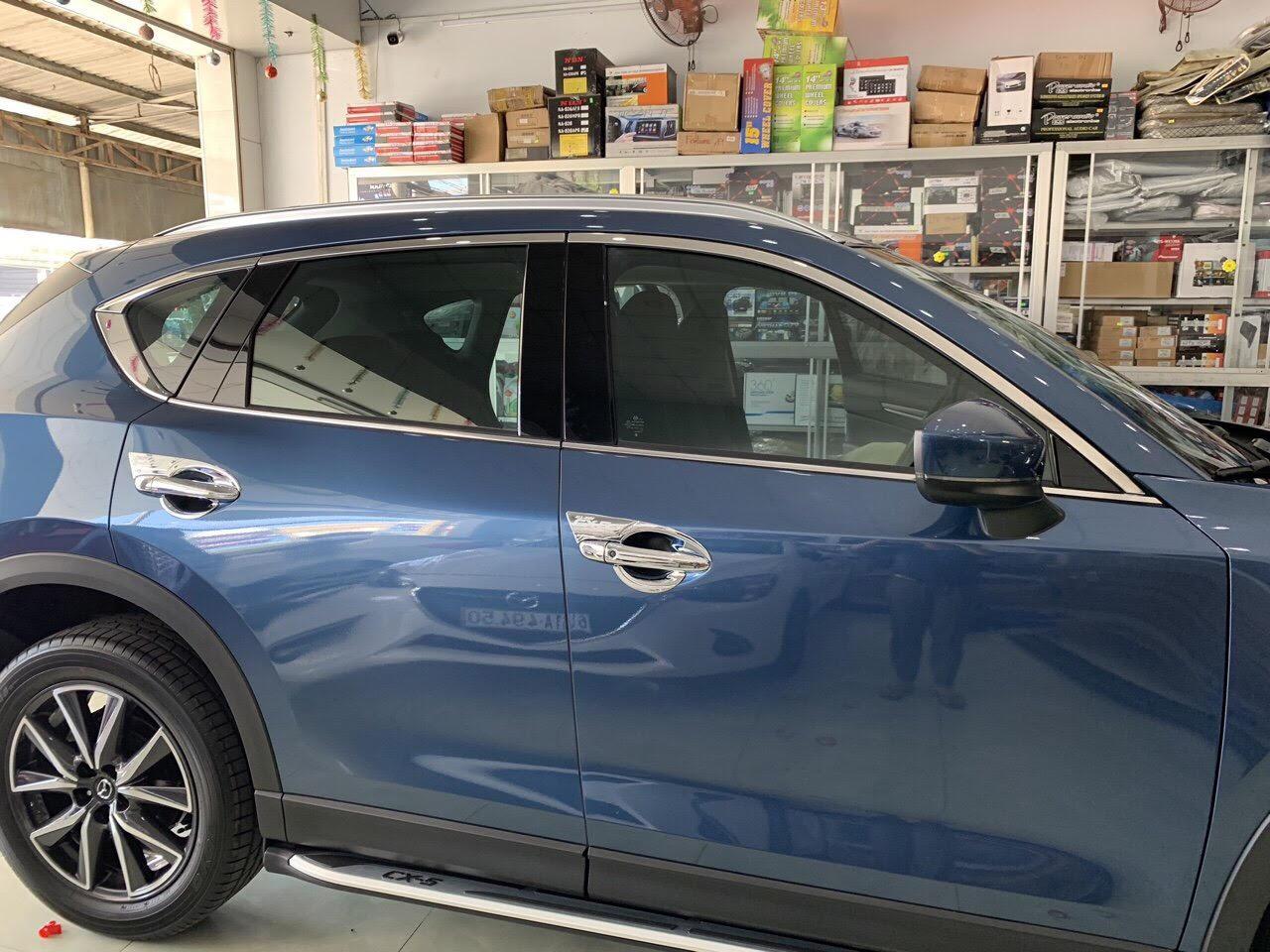 Viền inox cong trên kính Mazda Cx5 2018-2023