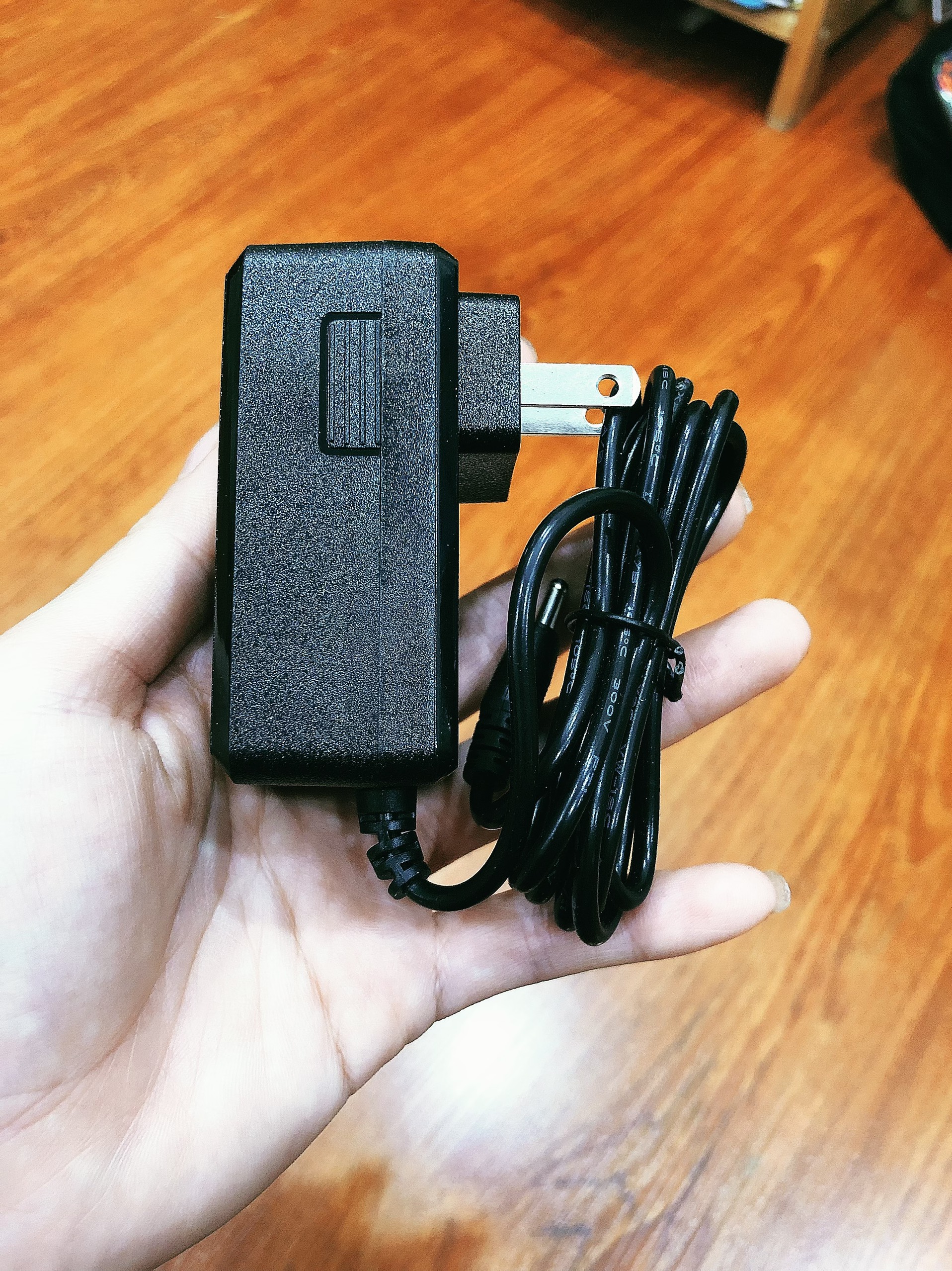 Cục sạc laptop Masstel E140 12V 2A