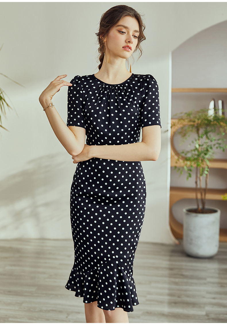 Đầm đuôi cá chấm bi đen trắng tay ngăn cổ tròn