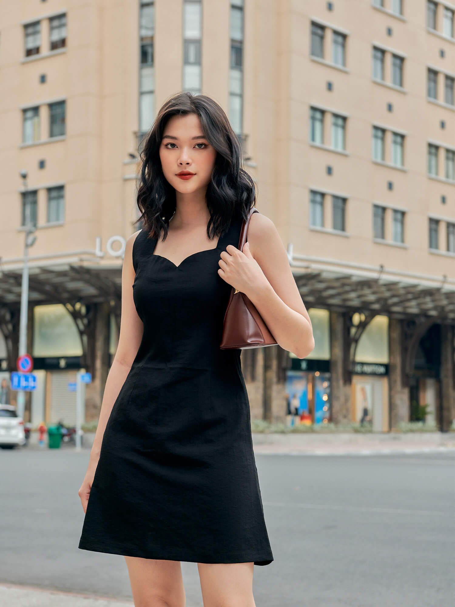 [Mua 2 giảm 20%, mua 3 giảm 30% 24.3] Đầm Cổ V Tay Cộc Đen - YV LE & CO