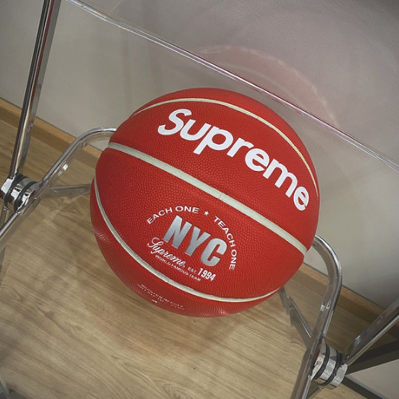 Bóng rổ Spalding x Supreme