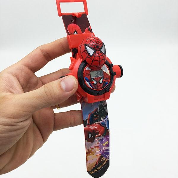 Vỉ đồ chơi đồng hồ người nhện chiếu hình ảnh lên tường