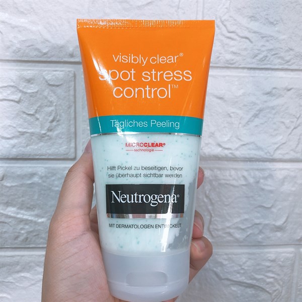 Sửa rửa mặt tẩy tế bào chết neutrogena visibly clear spot stress control 150ml chính hãng - 6715