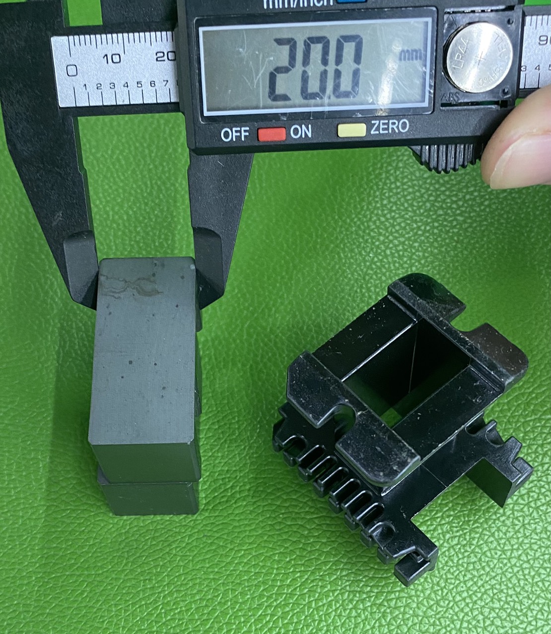 Lõi biến áp xung EE42 20MM vuông đứng (9+9)