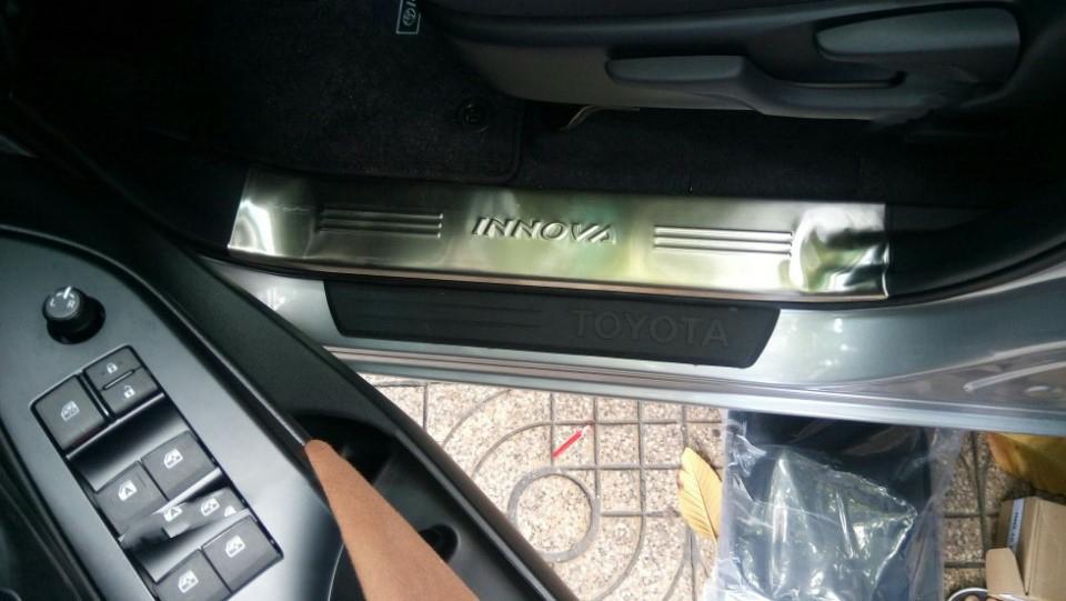 Ốp Bậc Cửa Trong Xe Toyota Innova 2008 đến 2016 Mẫu Inox, Bộ 4 Chi Tiết, Giúp Trang Trí Chống Xước Xe Hiệu Quả, Có Sẵn Keo 2 Mặt Siêu Dính, Lắp Đặt Dễ Dàng Tại Nhà