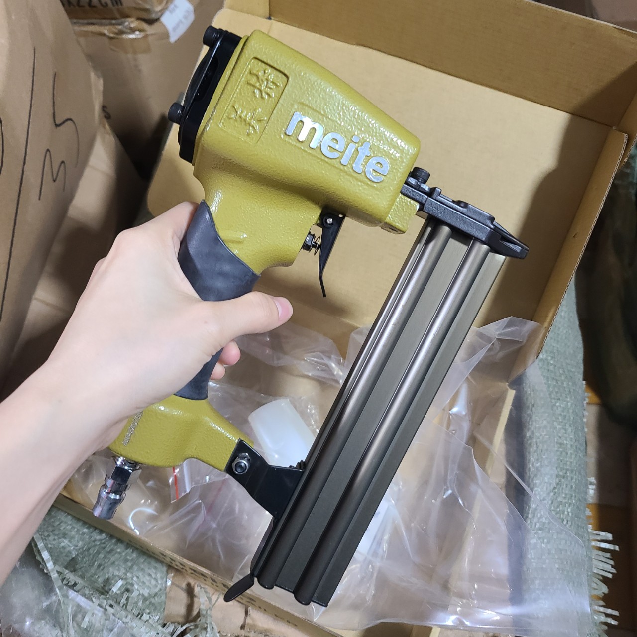Dụng cụ bắn đinh Meite F32