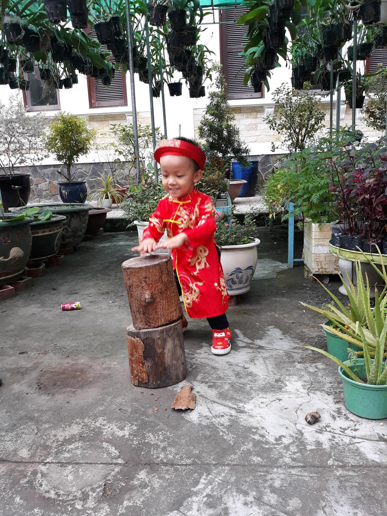 Áo dài cách tân cho bé trai chơi tết