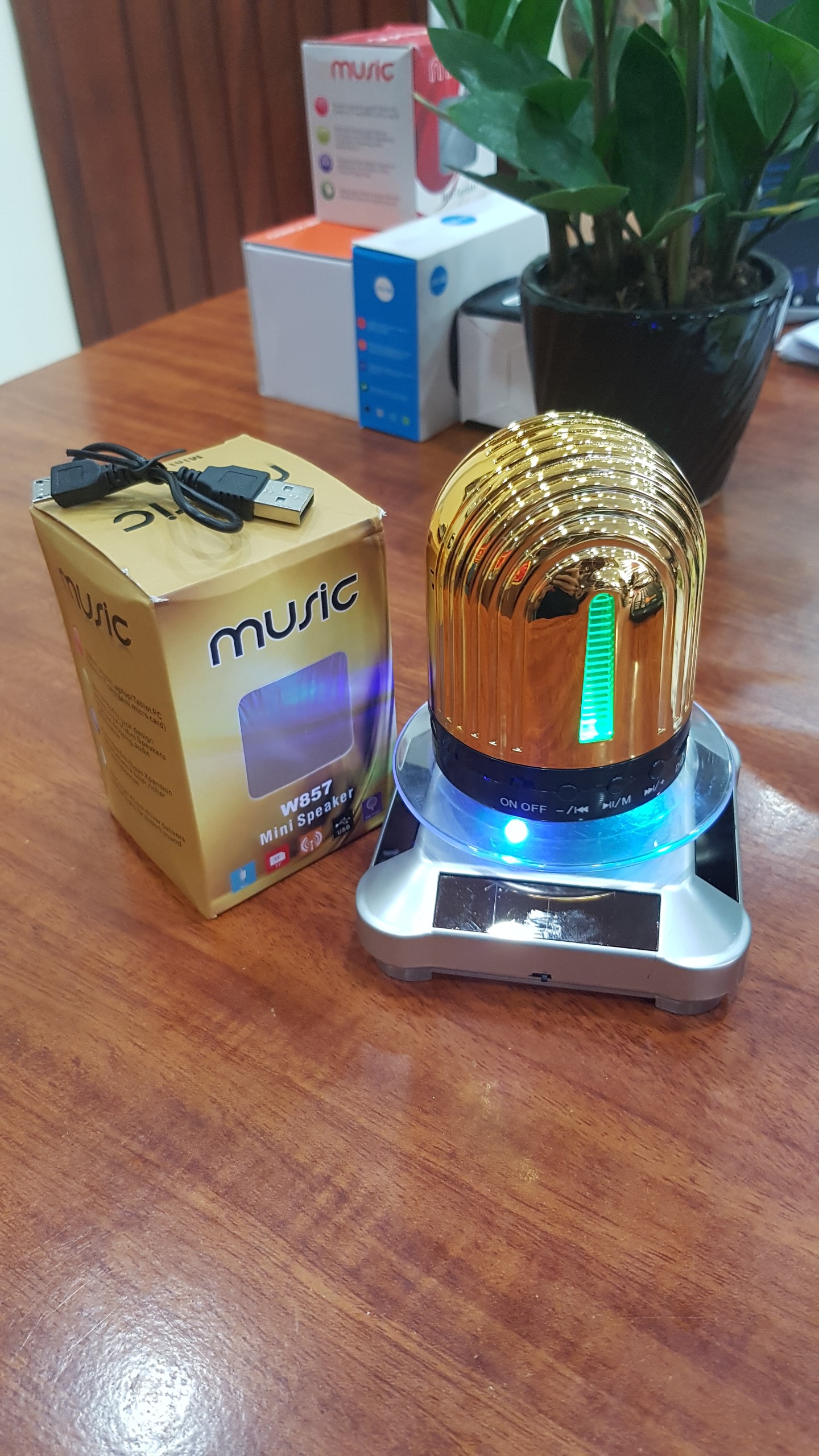 Loa bluetooth mini W857 - LED đổi màu theo nhạc