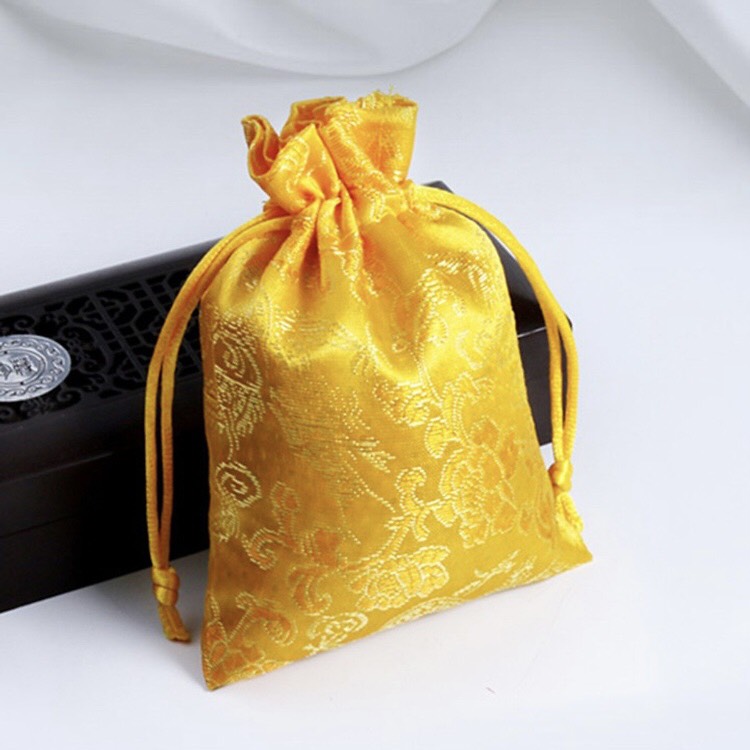 Túi gấm vàng hoa văn phong thủy, bình an, may mắn