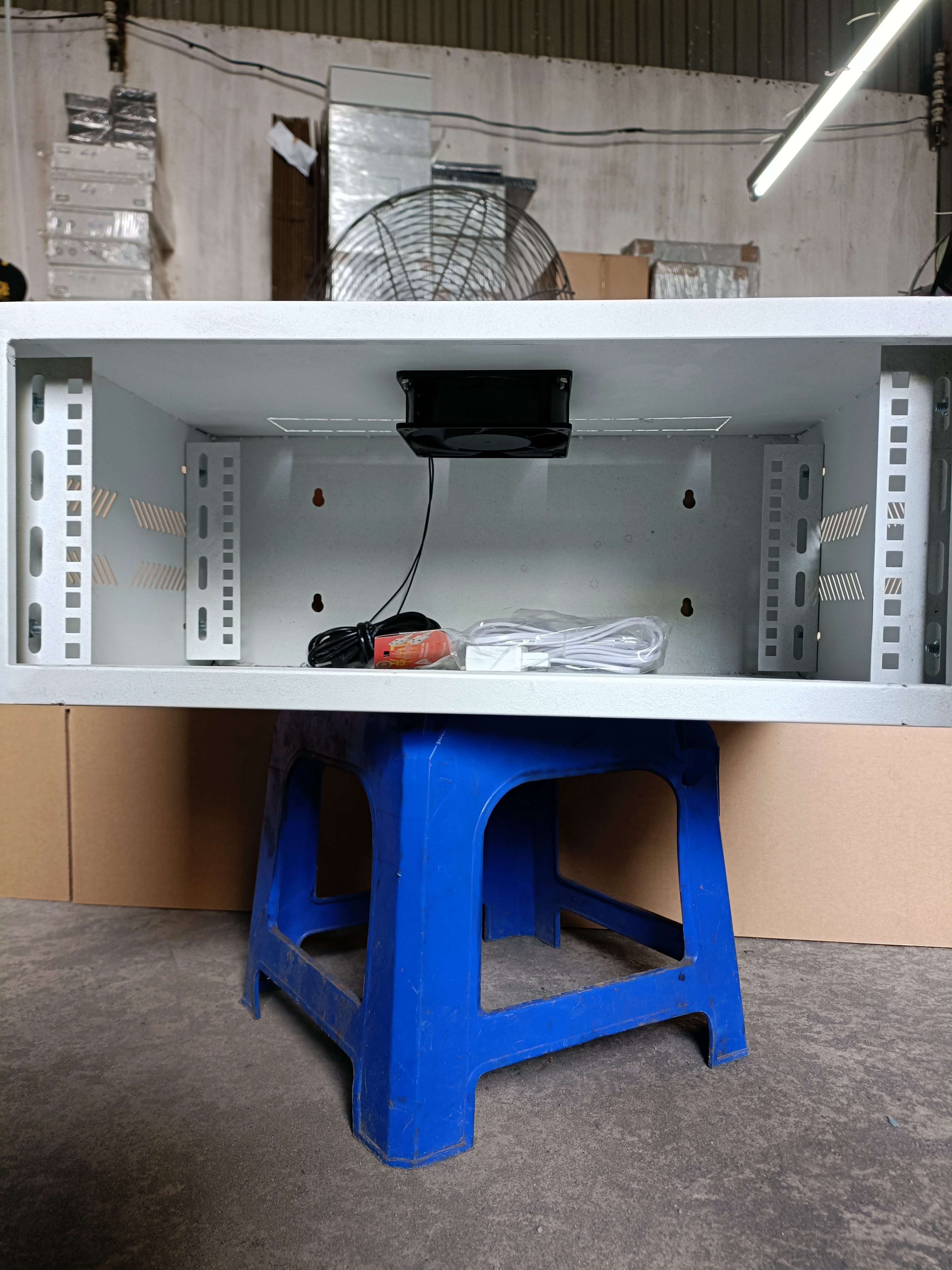 TỦ RACK (TỦ MẠNG) 4U (D400) treo tường (màu xám trắng/màu đen) - mẫu treo tường