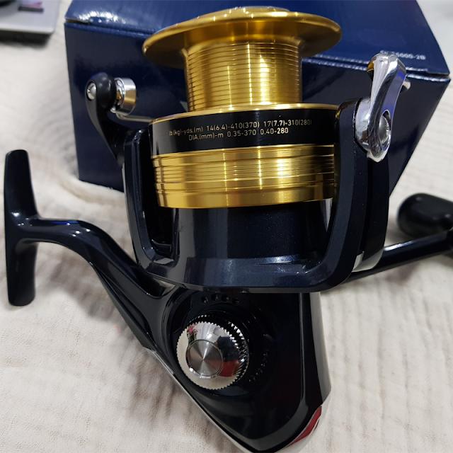 Máy câu cá Daiwa SWEEPFIRE 4000-2B