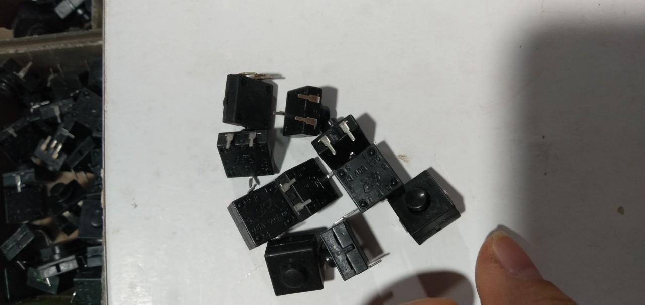 10 Công tắc đèn pin 3 chân 2 bên