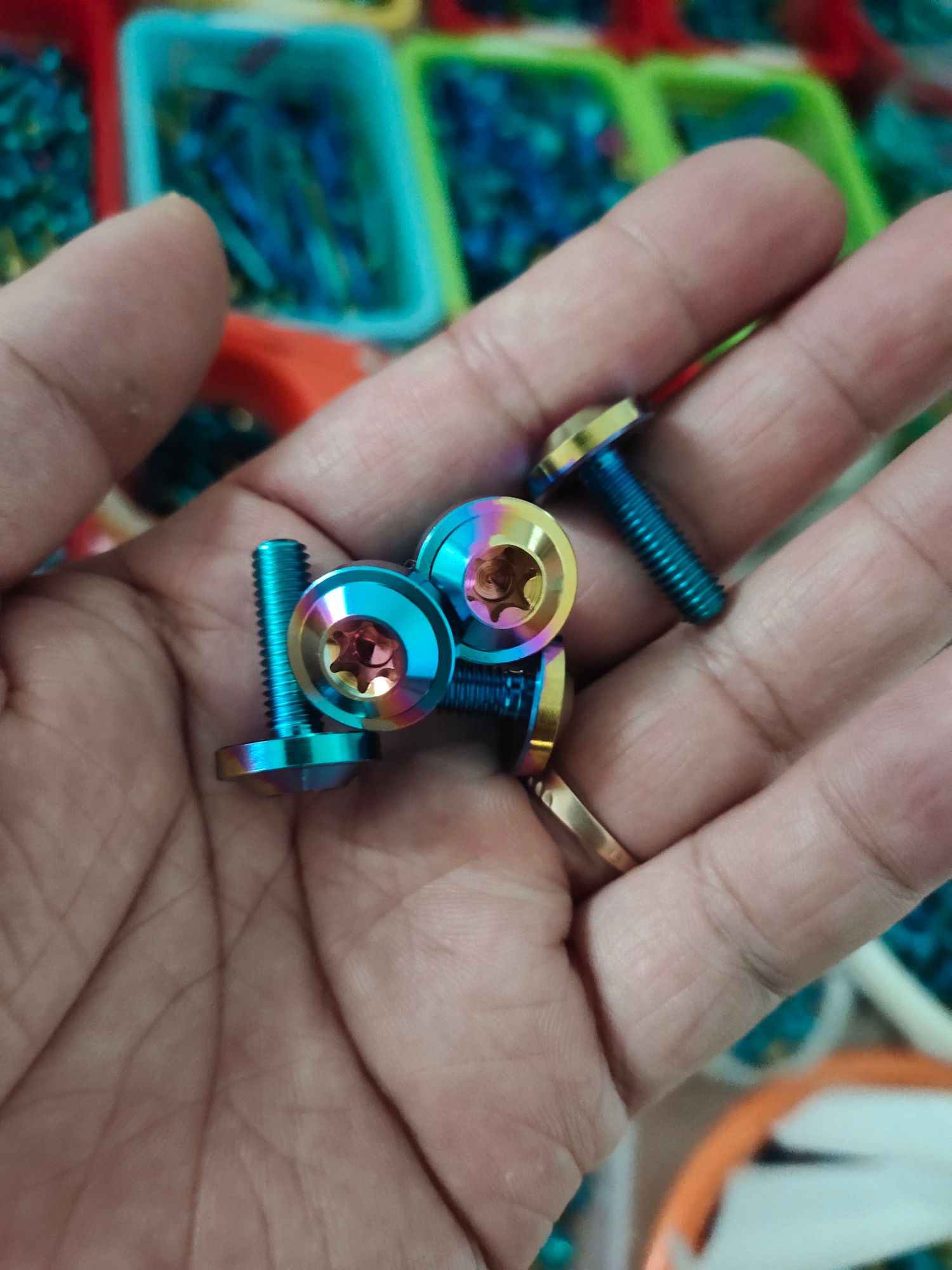 ốc titan gr5 6li20 màu như hình