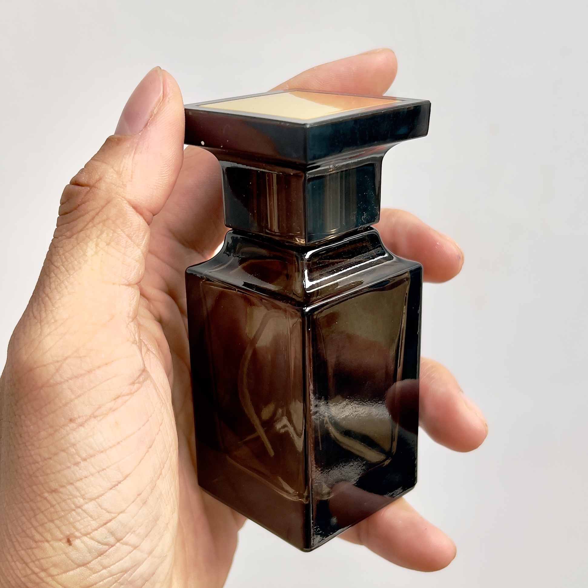 Chai chiết nước hoa 50ml thủy tinh dày dặn kiểu TFord sang trọng chai rỗng dùng để chiết nước hoa.