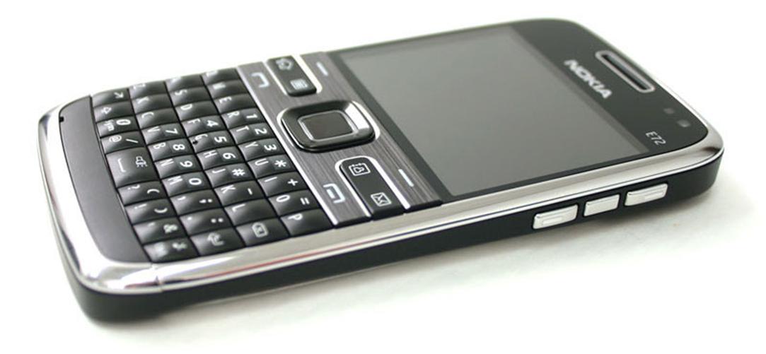 Điện thoại độc cổ NOKIA E72 qwerty cảm ứng kèm pin sạc