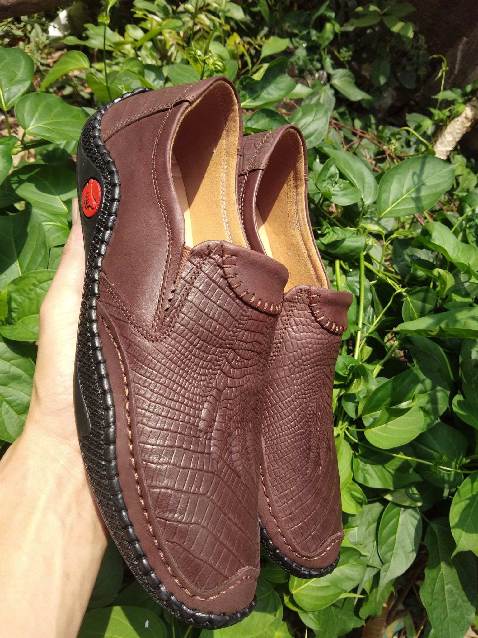 Giày in vân chân cá sấu