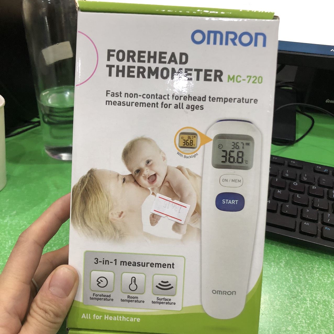 Nhiệt kế đo trán Omron MC-720