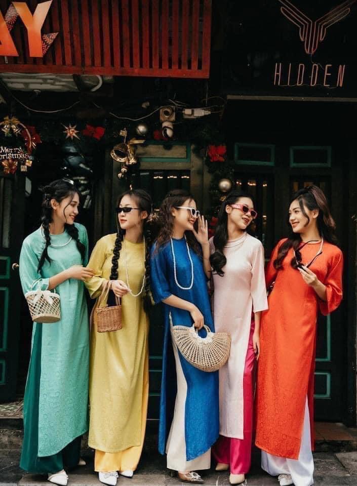 áo dài cách tân gấm hoa suông dáng dài