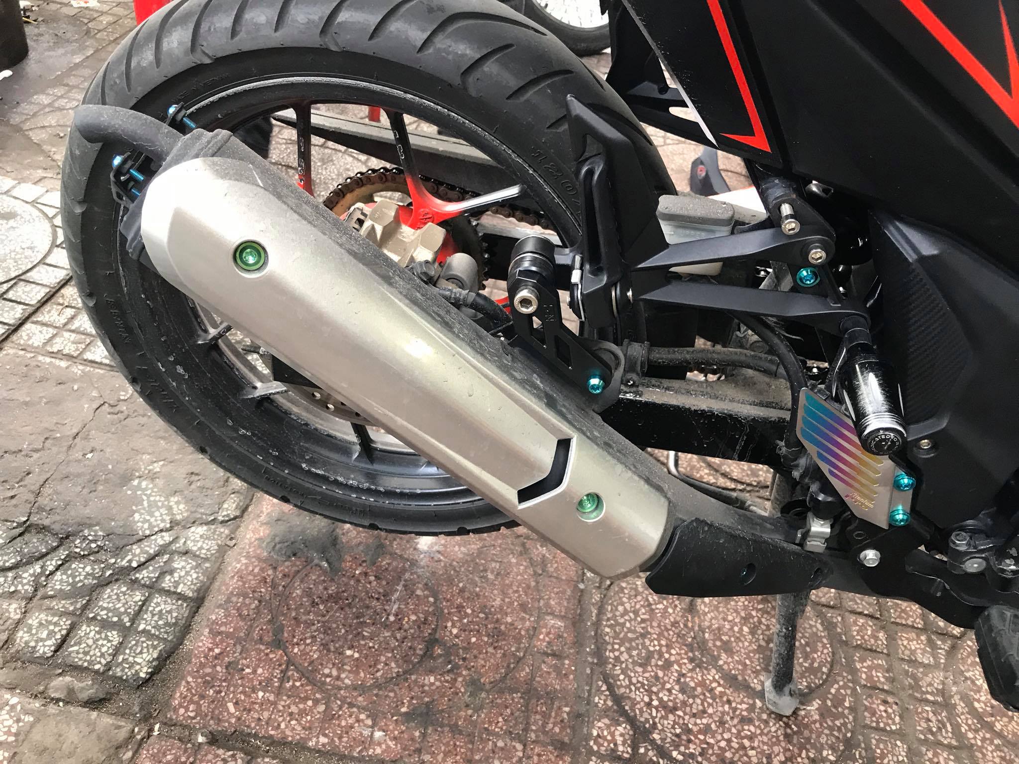 Ốp bô spark carbon và bạc ( mọi xe )