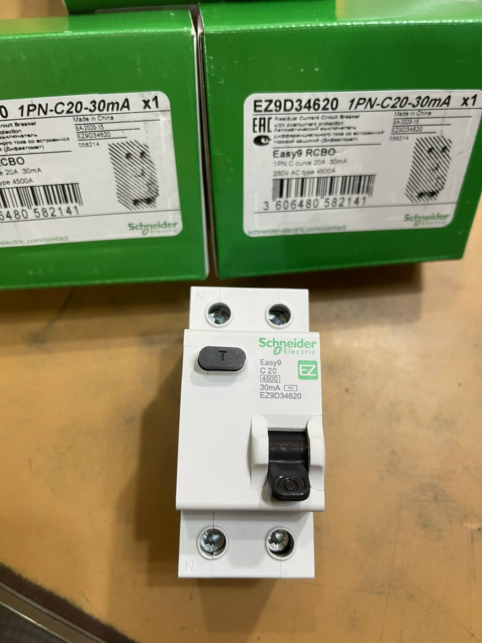Cầu dao chống rò (RCCB) Schneider EZ9R 2P,4P