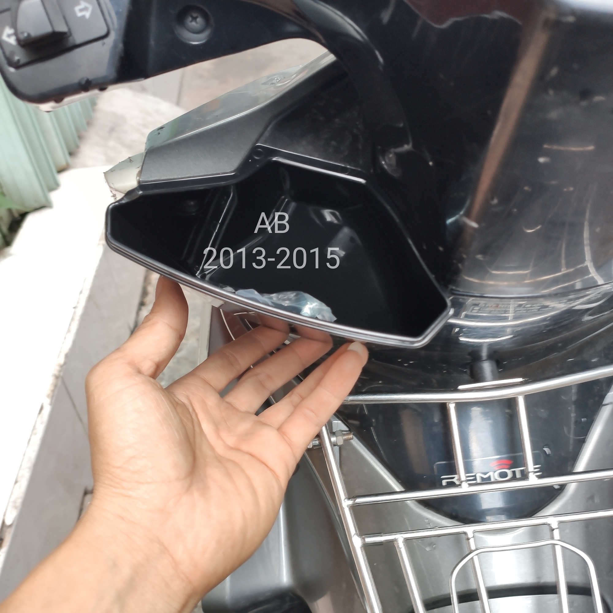 Hộc Đựng Đồ Xe AB AirBlade 2013-2023 Đen & Carbon