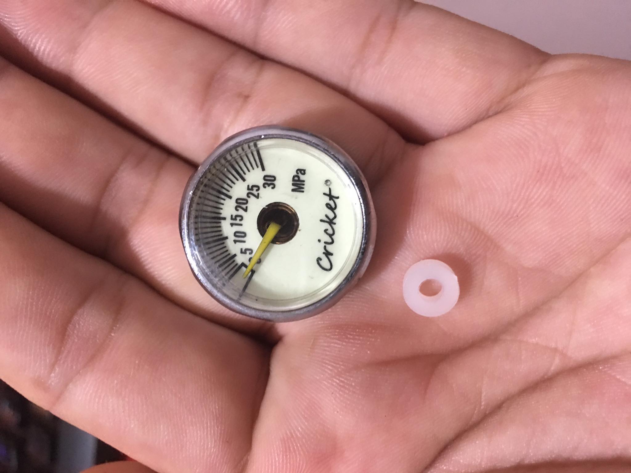 1 Đồng hồ 30mpa màu trắng chân 8.