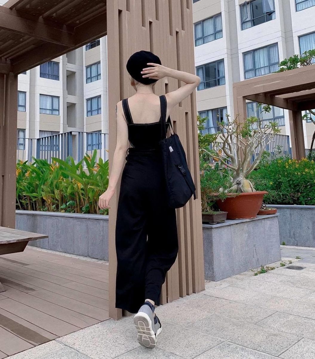 Jumpsuit Khoét Eo Đen Viền Chỉ Trắng