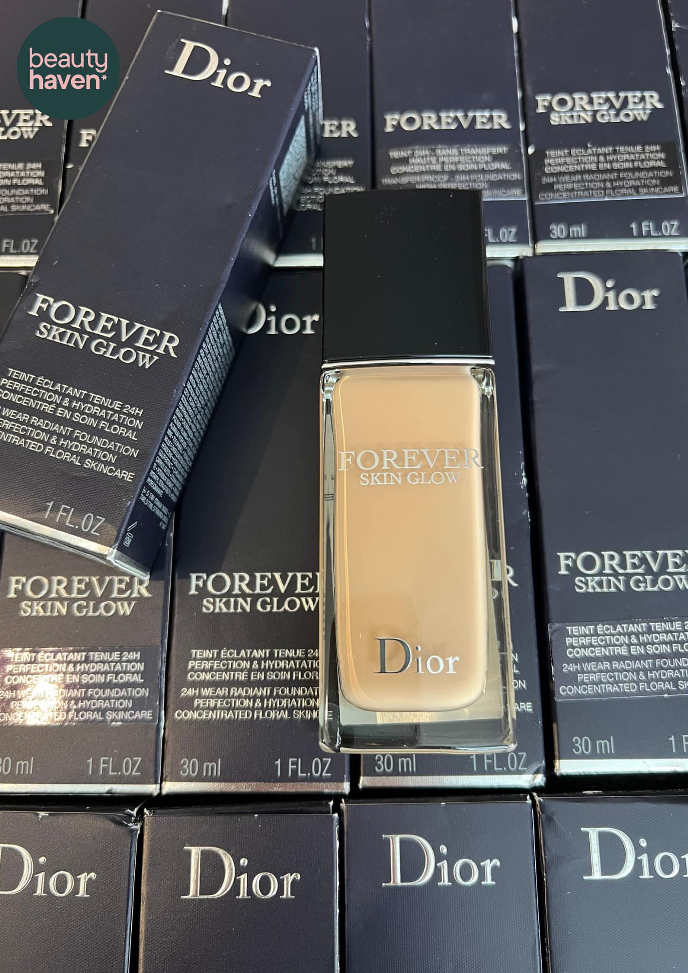 Sự kết hợp hoàn hảo giữa độ lì và sự rạng rỡ của làn da được thể hiện qua hình ảnh kem nền Dior Forever Matte & Skin Glow. Kem nền này giúp kiểm soát dầu nhờn trên da một cách hiệu quả, đồng thời mang lại vẻ đẹp rực rỡ cho làn da của bạn.