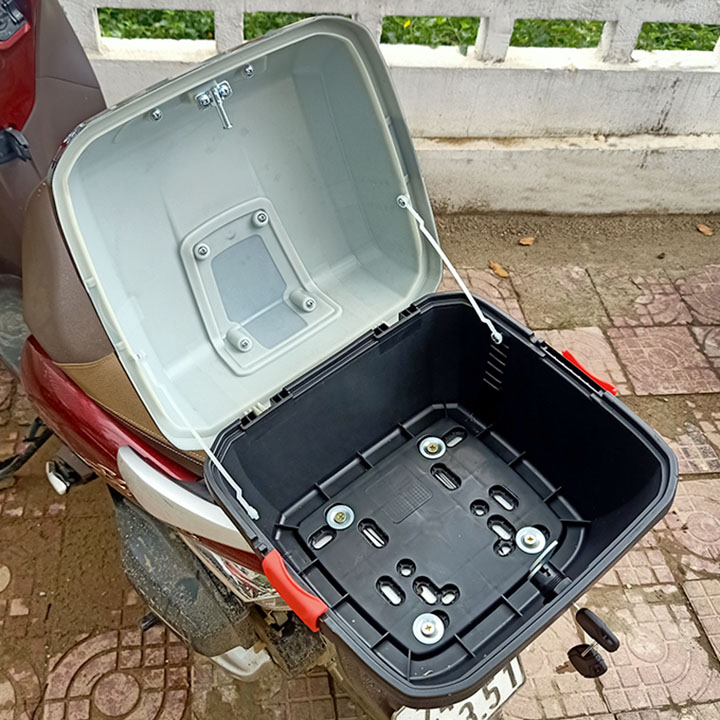 Thùng đựng đồ gắn đuôi xe máy, xe điện TD04