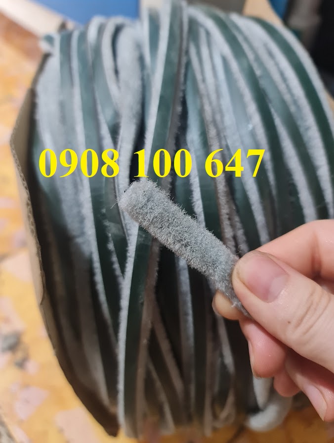 Ron lông nheo dán viền cửa cách âm có sẵn keo