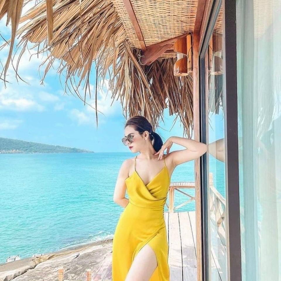 Đầm maxi vàng nút eo xẻ tà