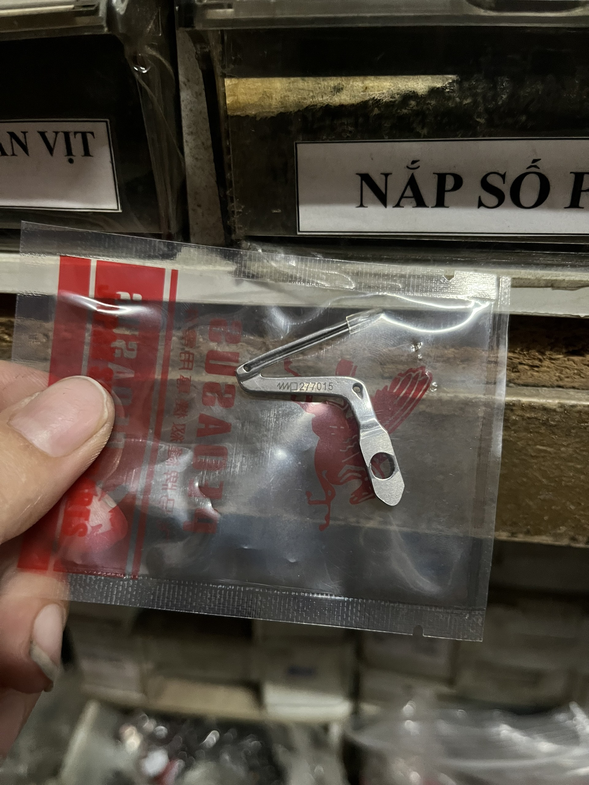 Móc dưới máy vắt sổ PGS 277015