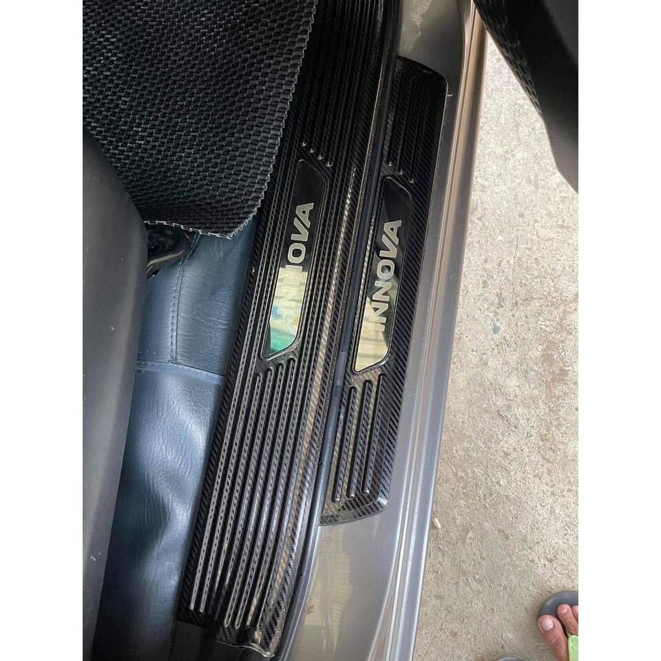 Ốp bậc cửa, nẹp bước chân xe toyota innova đời 2017 - 2023,2024 vân cacbon cao cấp