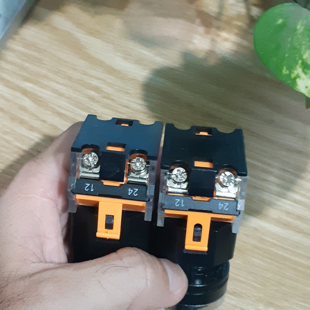 Công tắc xoay tự giữ 2 và 3 vị trí , cần ngắn , phi 22 mm