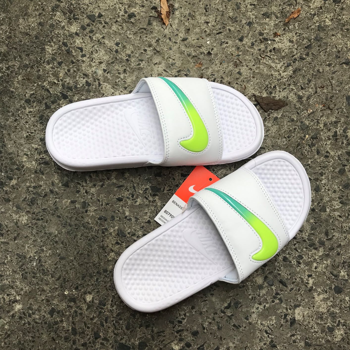 dép quai ngang màu trắng móc xanh cho nữ