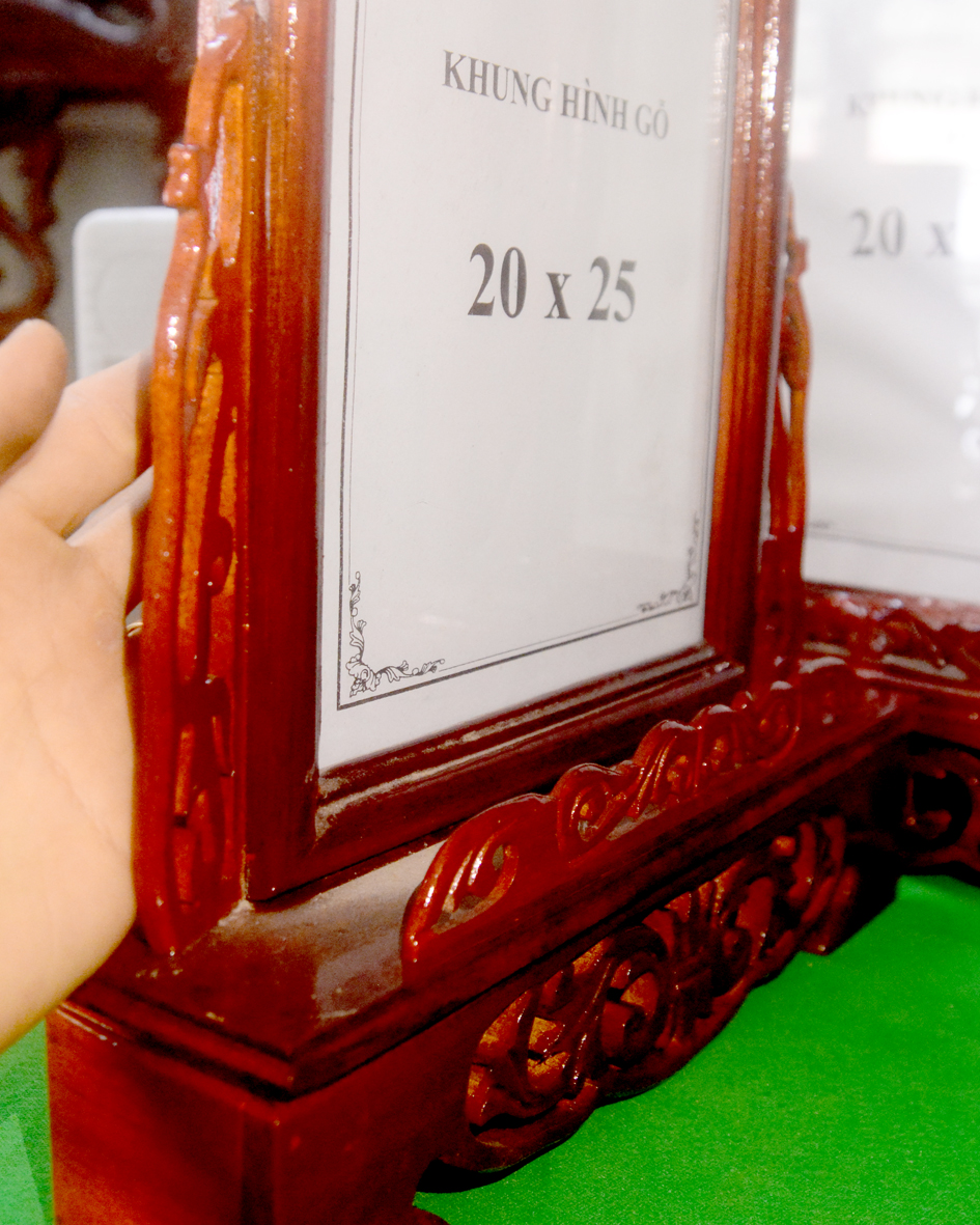 ]Khung hình có chân bằng gỗ đặt bàn thờ