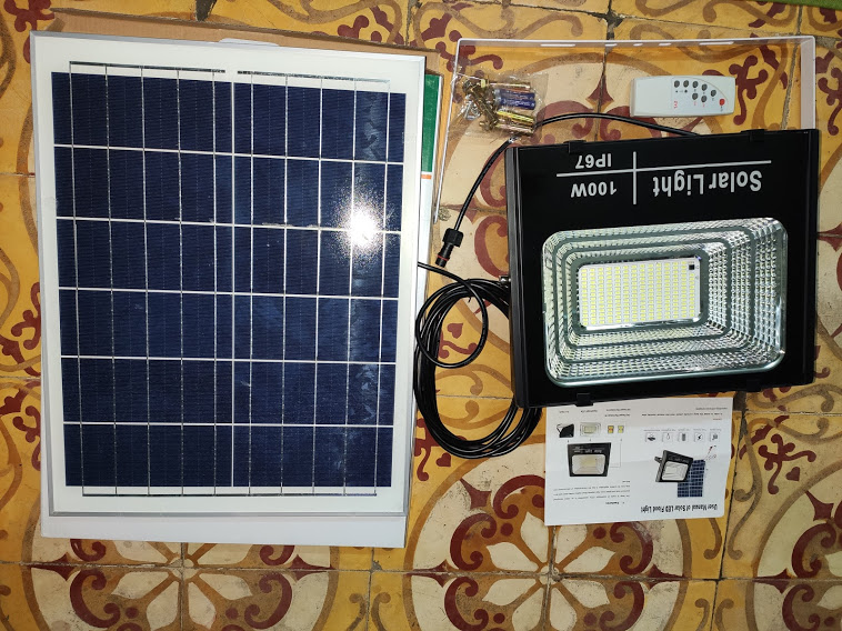Đèn Pha Năng Lượng Mặt Trời 100W, ánh sáng vàng ,HiKaRi Thái lan,  kháng nước IP67 sáng mạnh, pin lâu ,tấm pin rời dây nối 5m và kèm remote điều khiển 4.9