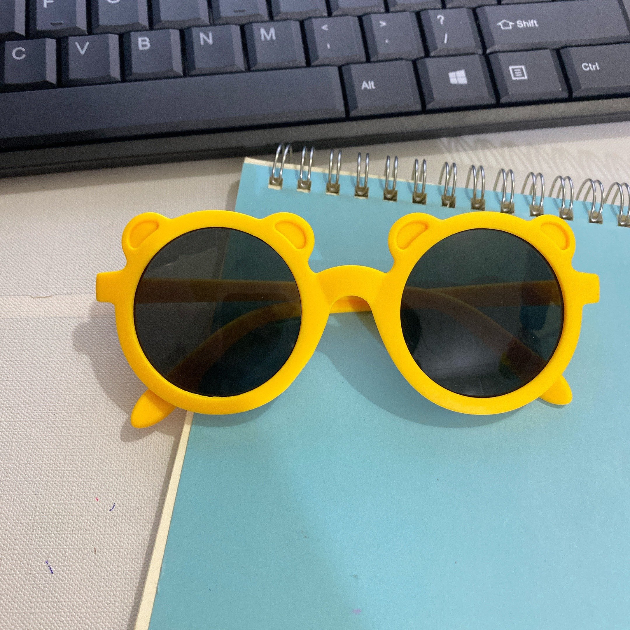 Kính râm hình gấu cho bé yêu
