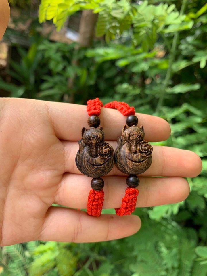 Vòng đeo tay, lắc tay hồ ly phong thủy từ gỗ trầm hương sánh chìm tự nhiên tết dây vải