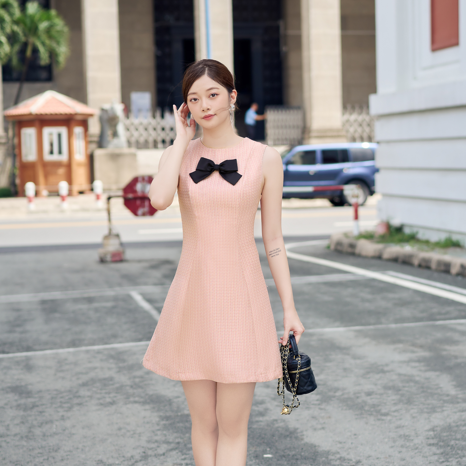 Đầm ôm bố tweed phối nơ đen Maybi